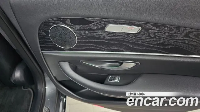 Mercedes-Benz E-Class 2018 — фото 18