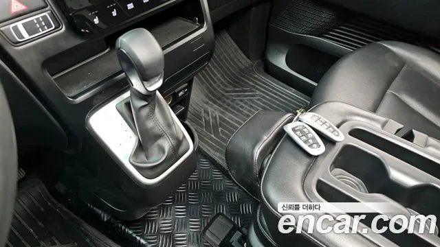 Hyundai Staria 2023 — фото 9
