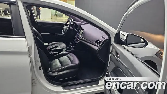 Hyundai AVANTE 2016 — фото 10