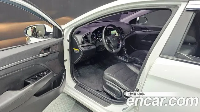 Hyundai AVANTE 2016 — фото 11