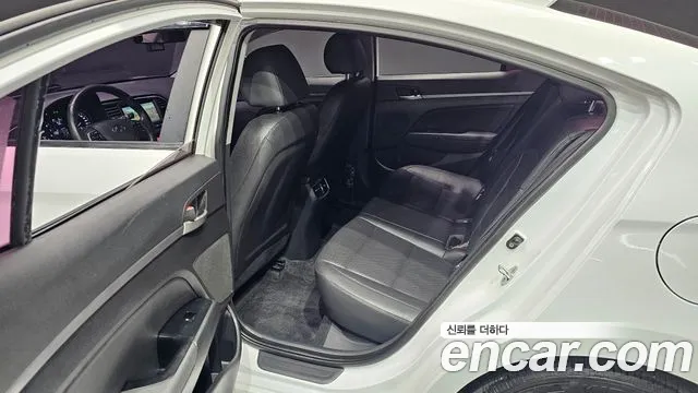 Hyundai AVANTE 2016 — фото 12