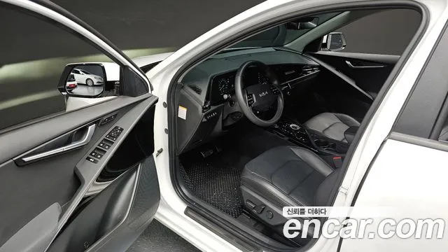 Kia Niro 2023 — фото 11