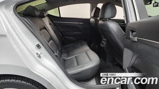 Hyundai AVANTE 2018 — фото 11
