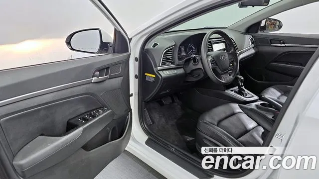 Hyundai AVANTE 2016 — фото 17