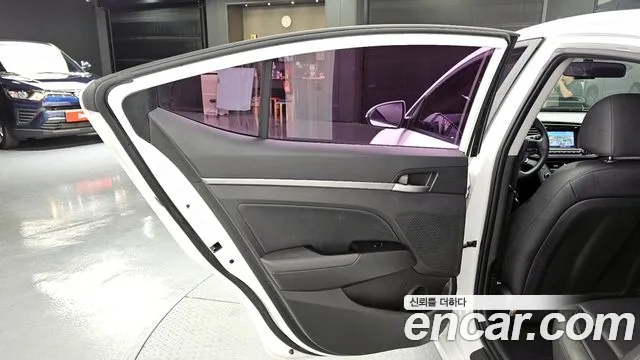 Hyundai AVANTE 2016 — фото 15