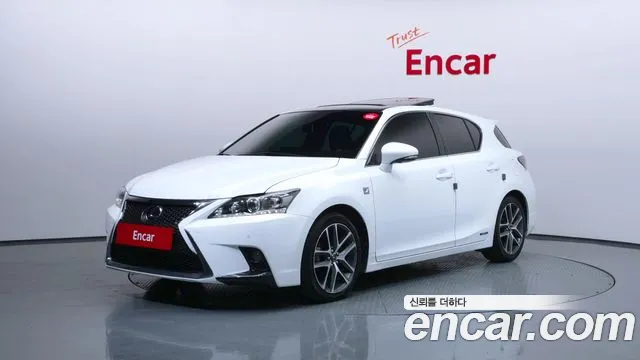 Lexus CT200h 2017 — фото 1