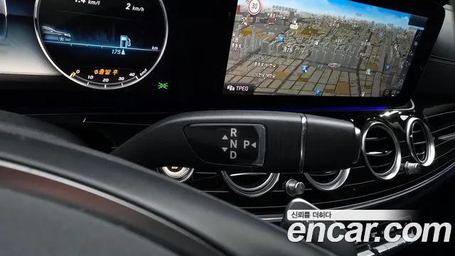 Mercedes-Benz E-Class 2017 — фото 12