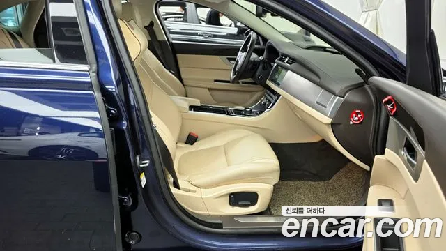 Jaguar XF 2017 — фото 11
