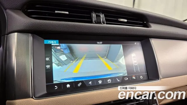 Jaguar XF 2017 — фото 15
