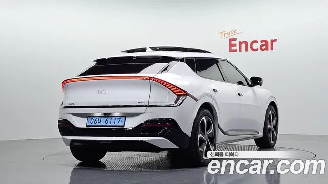 Kia EV6 2023 — фото 2