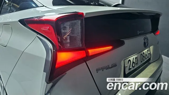 Toyota Prius 2019 — фото 9
