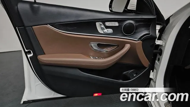Mercedes-Benz E-Class 2017 — фото 13