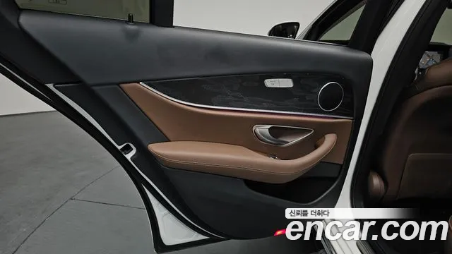 Mercedes-Benz E-Class 2017 — фото 14