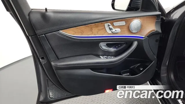 Mercedes-Benz E-Class 2020 — фото 14