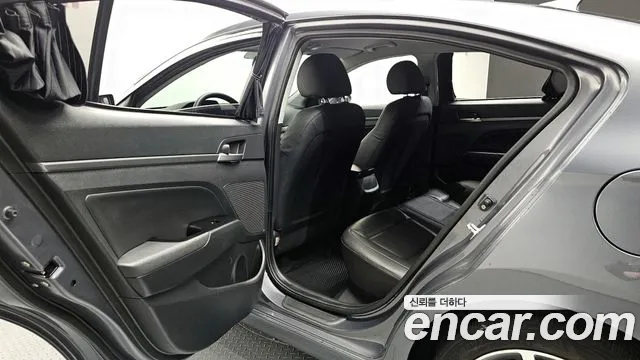 Hyundai AVANTE 2018 — фото 12