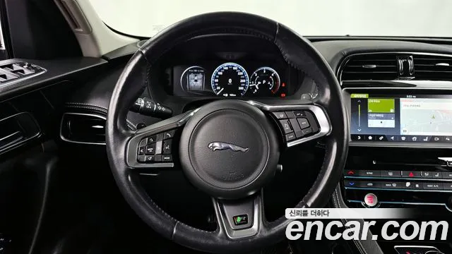 Jaguar F-PACE 2017 — фото 13