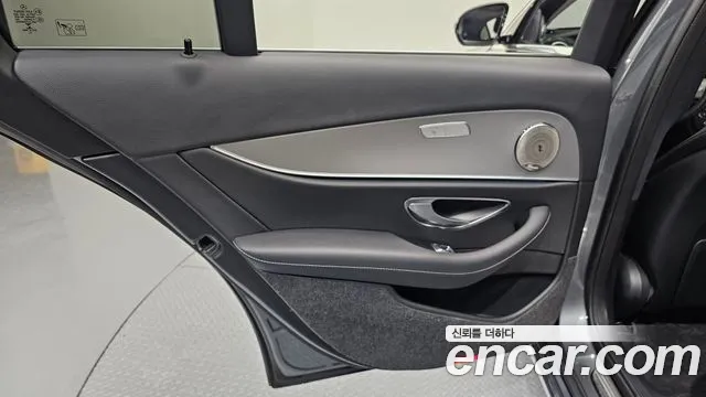 Mercedes-Benz E-Class 2018 — фото 15