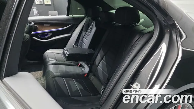 Mercedes-Benz E-Class 2021 — фото 16