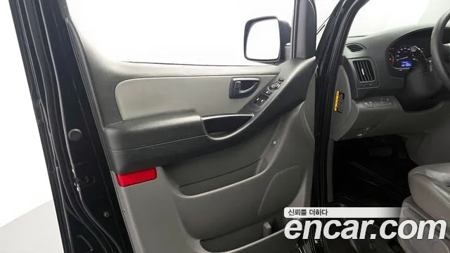 Hyundai Starex 2019 — фото 15