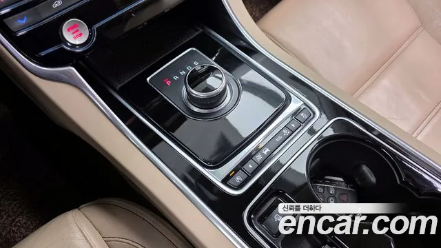 Jaguar XE 2017 — фото 9