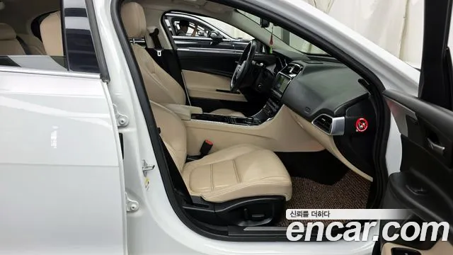 Jaguar XE 2017 — фото 11