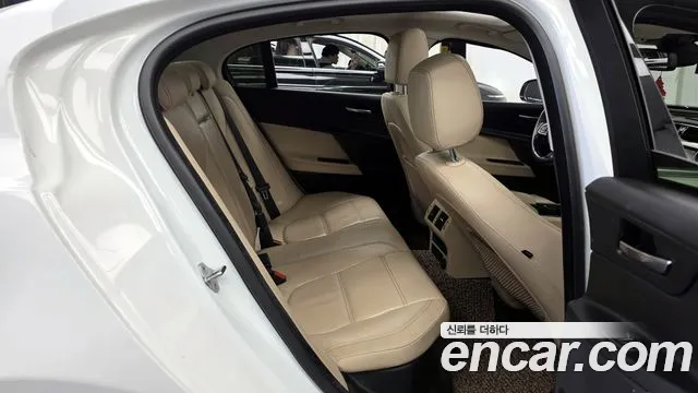 Jaguar XE 2017 — фото 12