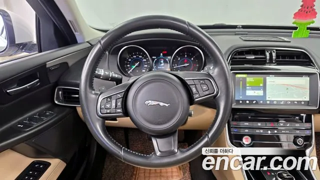Jaguar XE 2017 — фото 13