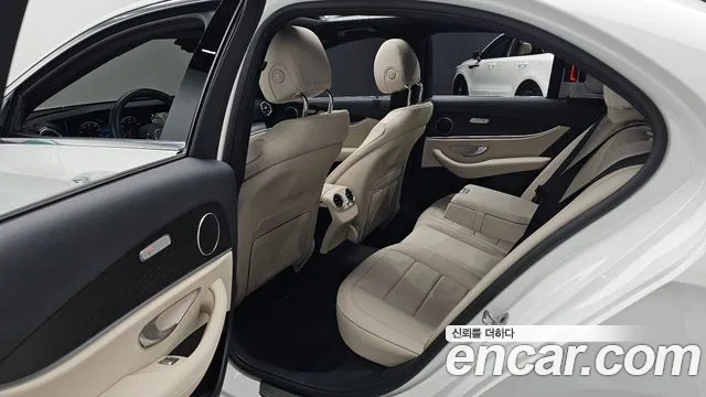 Mercedes-Benz E-Class 2023 — фото 18