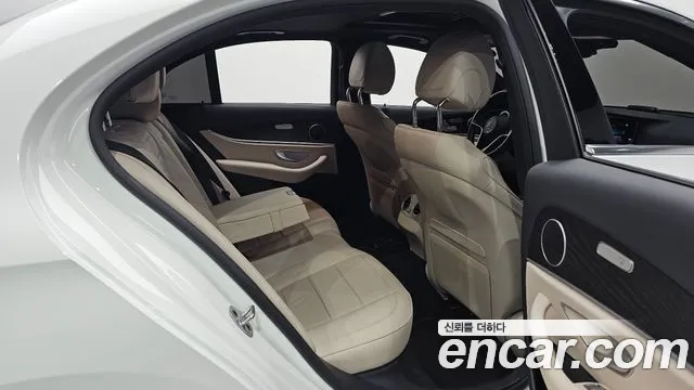 Mercedes-Benz E-Class 2023 — фото 16