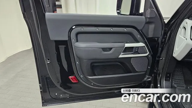 Land Rover Defender 2022 — фото 15