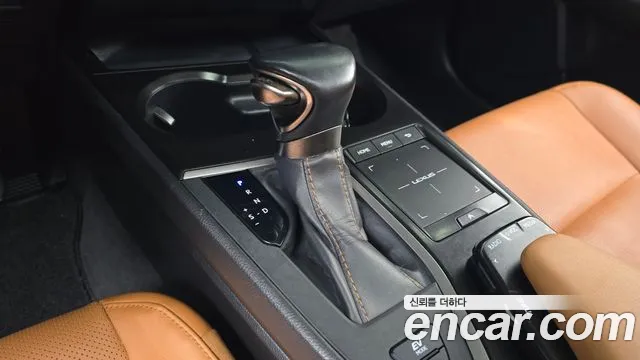 Lexus UX 2019 — фото 12