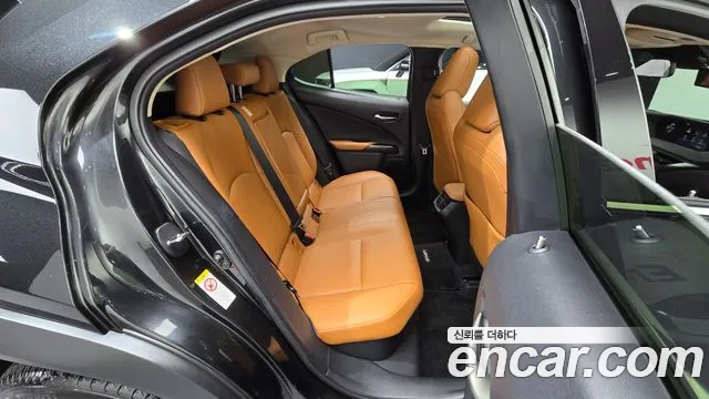 Lexus UX 2019 — фото 16