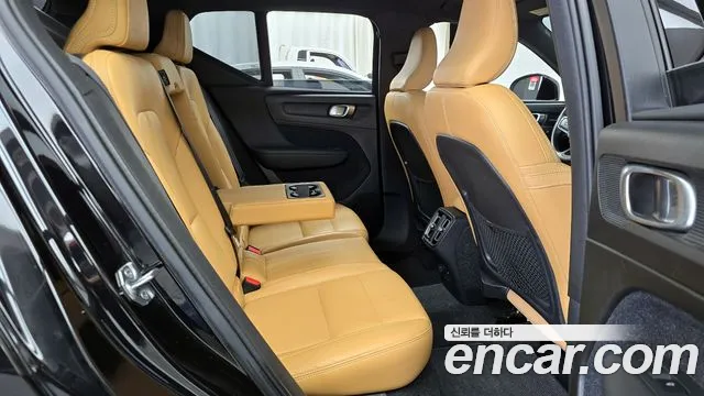 Volvo XC40 2019 — фото 18