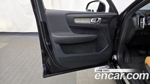 Volvo XC40 2019 — фото 14