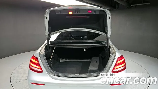 Mercedes-Benz E-Class 2018 — фото 20