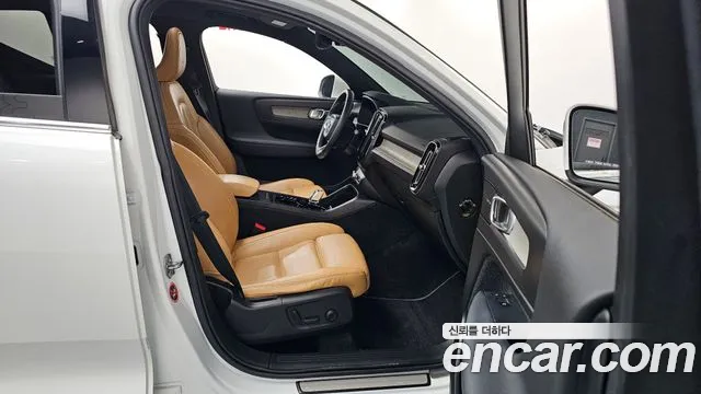 Volvo XC40 2020 — фото 17