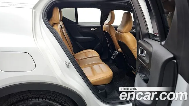 Volvo XC40 2020 — фото 16