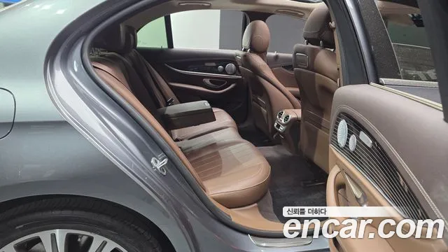 Mercedes-Benz E-Class 2019 — фото 12
