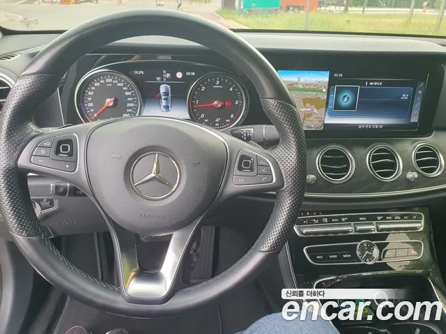 Mercedes-Benz E-Class 2017 — фото 10