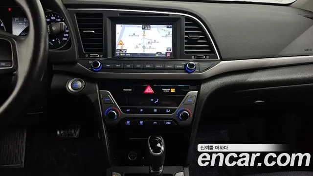 Hyundai AVANTE 2016 — фото 20