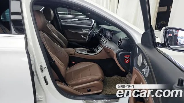 Mercedes-Benz E-Class 2022 — фото 17