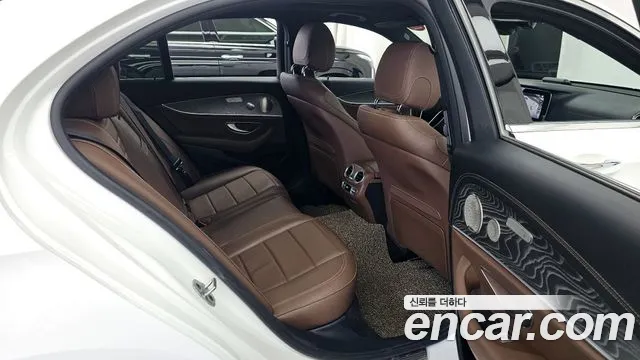 Mercedes-Benz E-Class 2022 — фото 18
