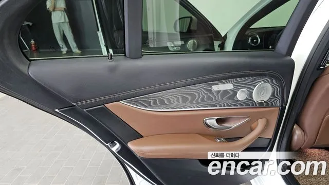 Mercedes-Benz E-Class 2022 — фото 15