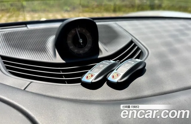 Porsche Taycan 2023 — фото 18