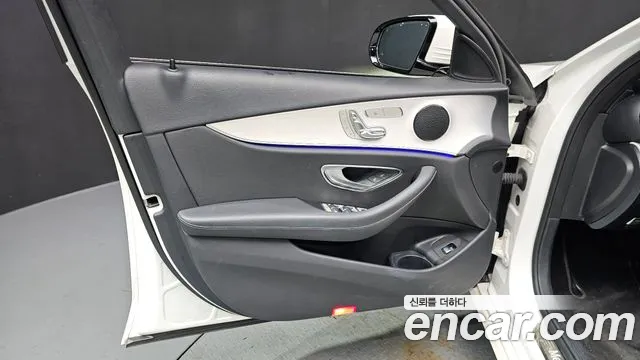 Mercedes-Benz E-Class 2021 — фото 14