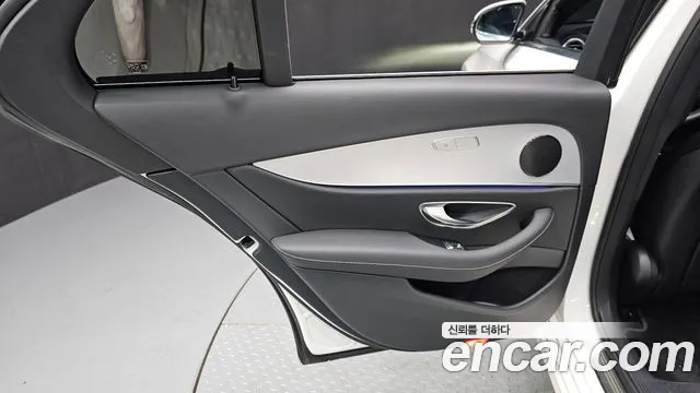 Mercedes-Benz E-Class 2021 — фото 15