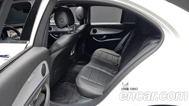 Mercedes-Benz E-Class 2021 — фото 16