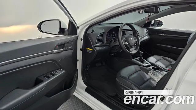 Hyundai AVANTE 2018 — фото 12