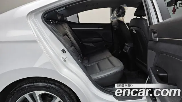Hyundai AVANTE 2018 — фото 16