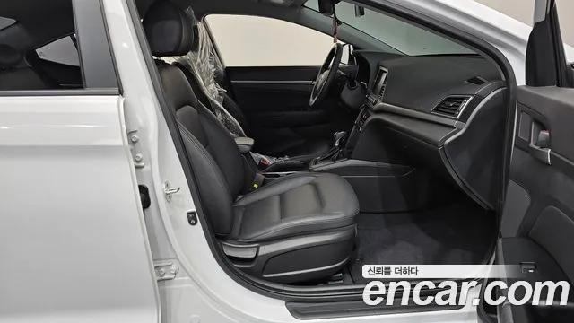 Hyundai AVANTE 2018 — фото 15